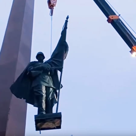 У Чернівцях демонтували пам’ятник червоноармійцю в центрі міста