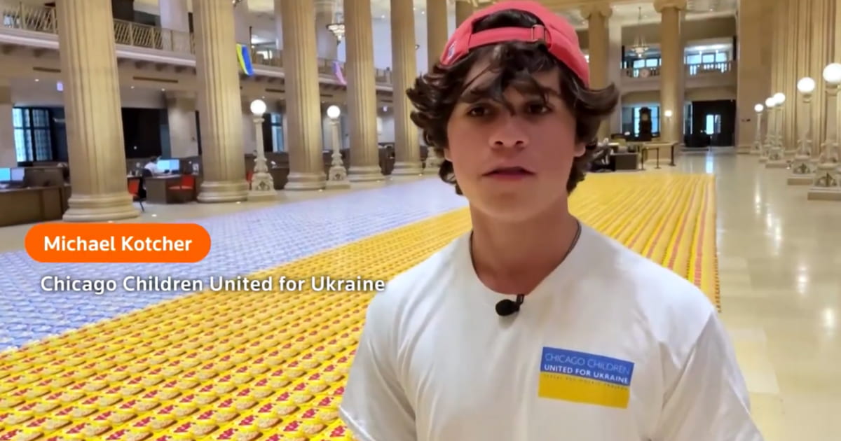 Підлітки з Чикаго створили прапор України з коробок із пластівцями, щоб зібрати гроші на ЗСУ
