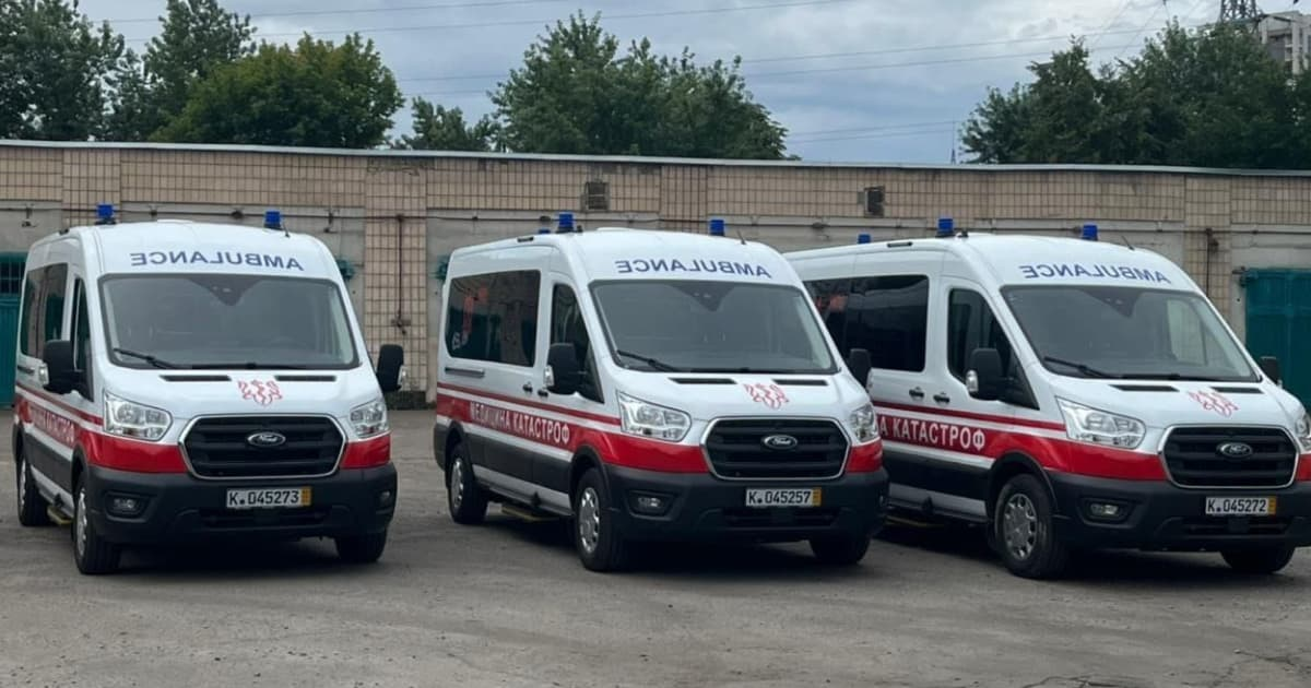 В Україну прибули три автомобілі екстреної медичної допомоги із Казахстану