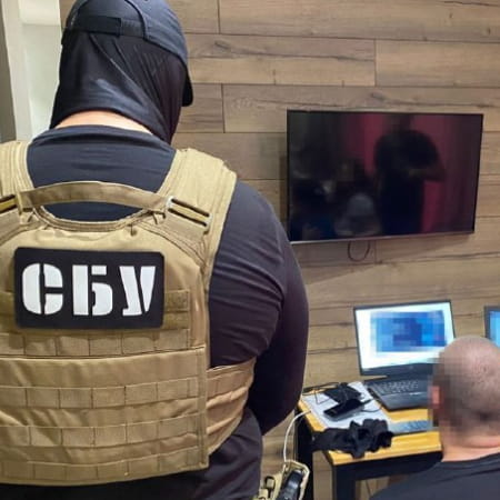 Працівники СБУ викрили підпільний серверний центр, який російські хакери використовували для кібератак проти України у Києві