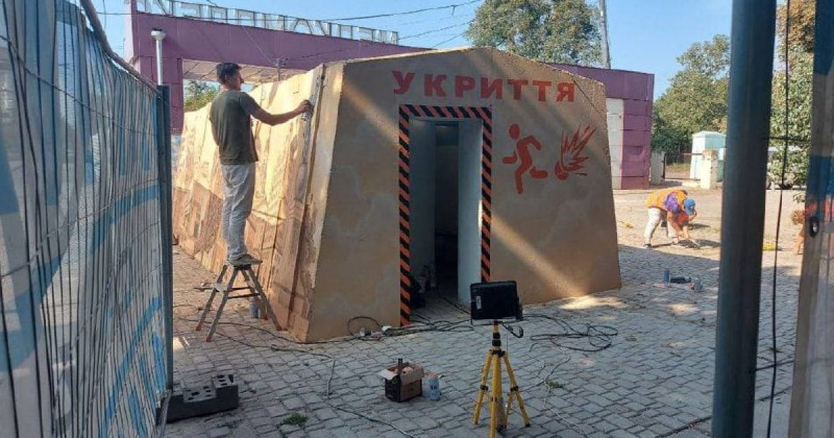 У Харкові встановили автобусну зупинку-укриття, виготовлену з товстого бетону