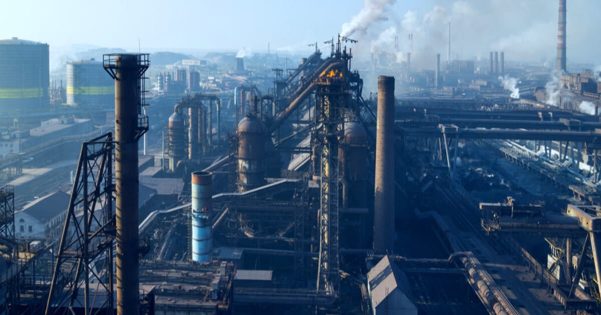 У тимчасово окупованому Маріуполі росіяни почали розпилювати приміщення Маріупольського металургійного комбінату імені Ілліча на металобрухт