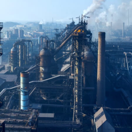У тимчасово окупованому Маріуполі росіяни почали розпилювати приміщення Маріупольського металургійного комбінату імені Ілліча на металобрухт