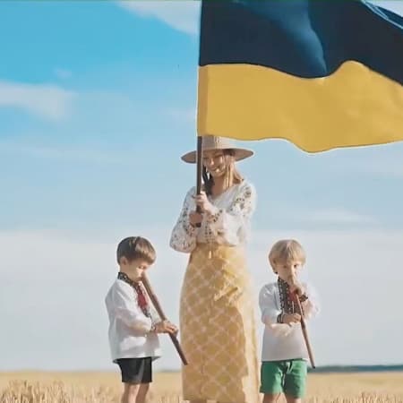 Синьо-жовтий прапор України знову замайорить там, де його дім, там, де він має бути по праву: в усіх тимчасово окупованих містах та селах України — Зеленський