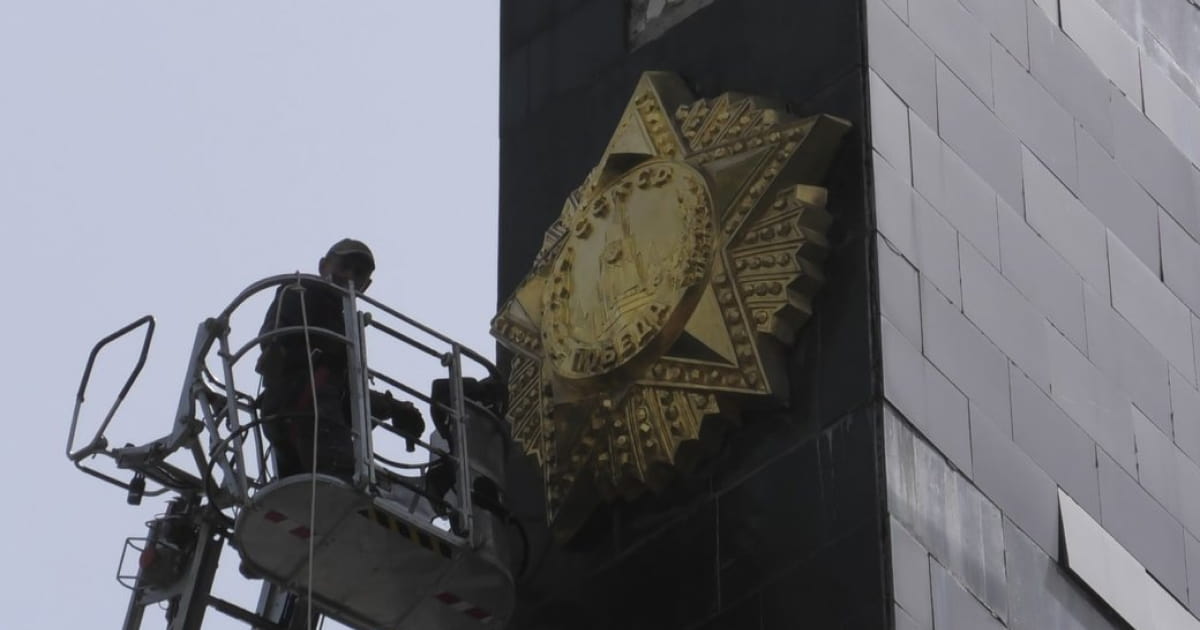 У Луцьку з обеліска на меморіальному комплексі «Вічна Слава» демонтували радянську символіку