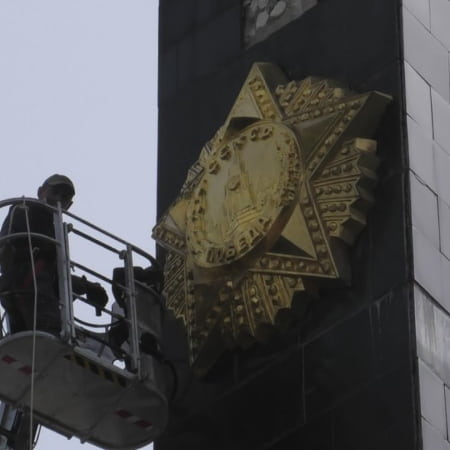 У Луцьку з обеліска на меморіальному комплексі «Вічна Слава» демонтували радянську символіку