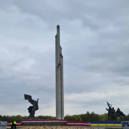 Латвія демонтувала радянський памʼятник, присвячений Другій світовій війні