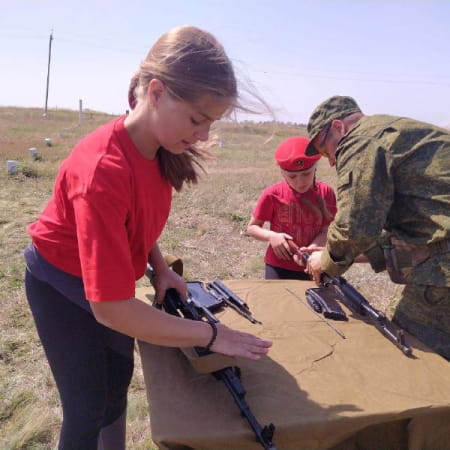 Поблизу Маріуполя у новоствореному таборі «Юнармії» росіяни навчають дітей стріляти