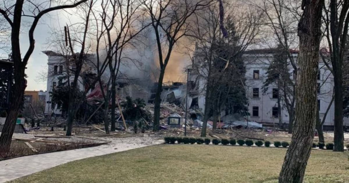 У Маріуполі росіяни проводять так звану «реконструкцію» зруйнованого Драмтеатру
