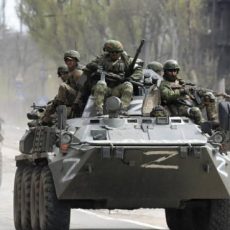 Армія РФ формує великі колони військової техніки в тимчасово окупованому Криму і відправляють у бік Херсонщини