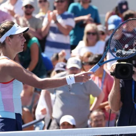 Українська тенісистка Марта Костюк відмовилася потиснути руку білоруській суперниці Вікторії Азаренко після матчу в США