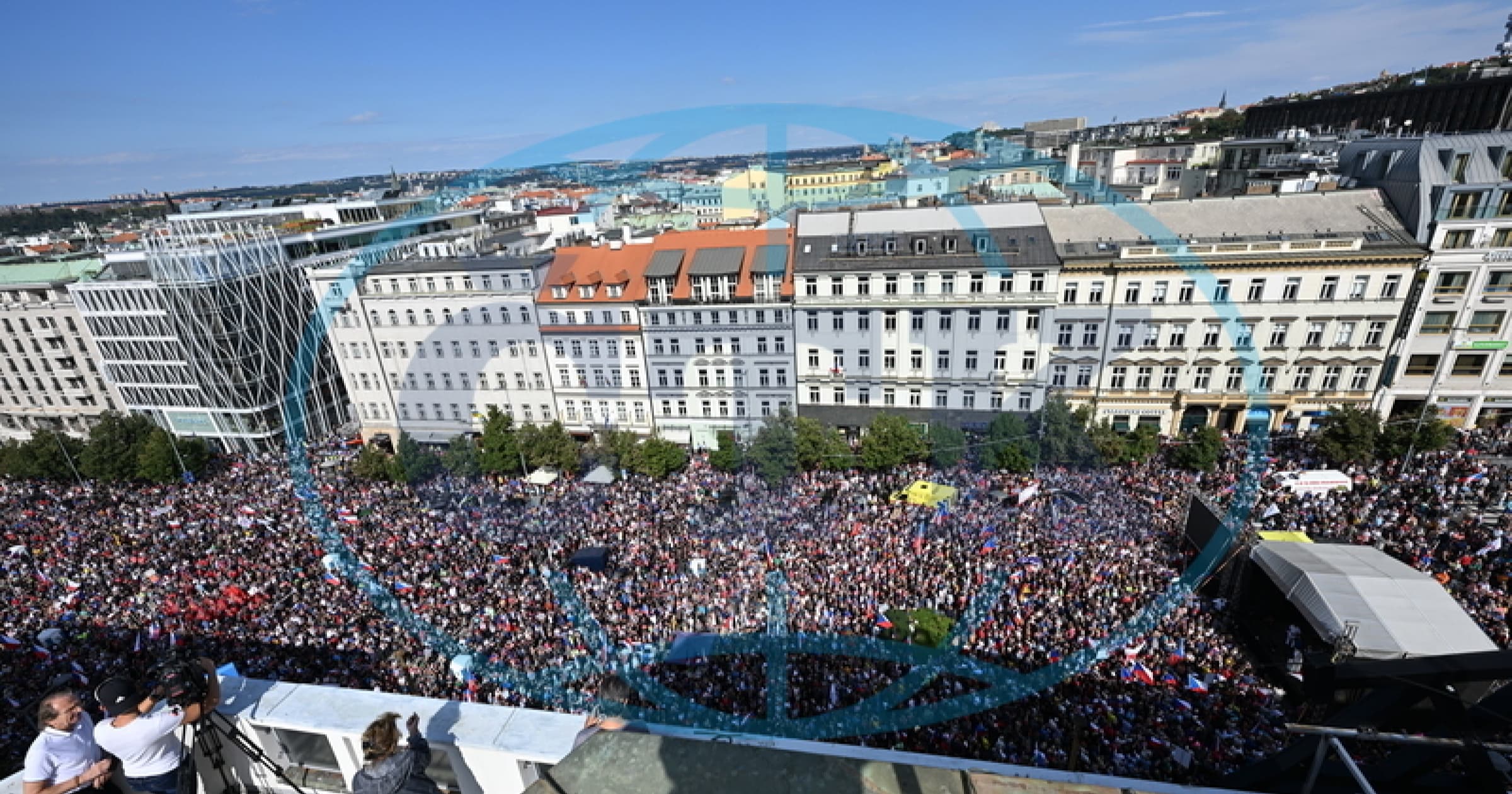 У Празі близько 70 тисяч людей вийшли на демонстрацію за відставку уряду Чехії, зокрема мітингувальники проти несприйняття Росії