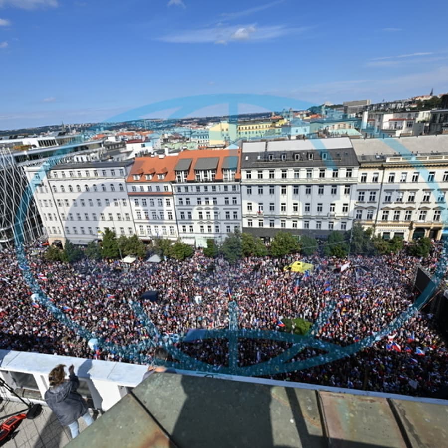 У Празі близько 70 тисяч людей вийшли на демонстрацію за відставку уряду Чехії, зокрема мітингувальники проти несприйняття Росії