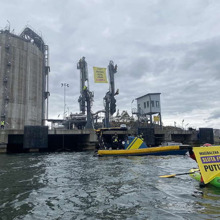 У Швеції активісти заблокували розвантаження танкера з російським газом