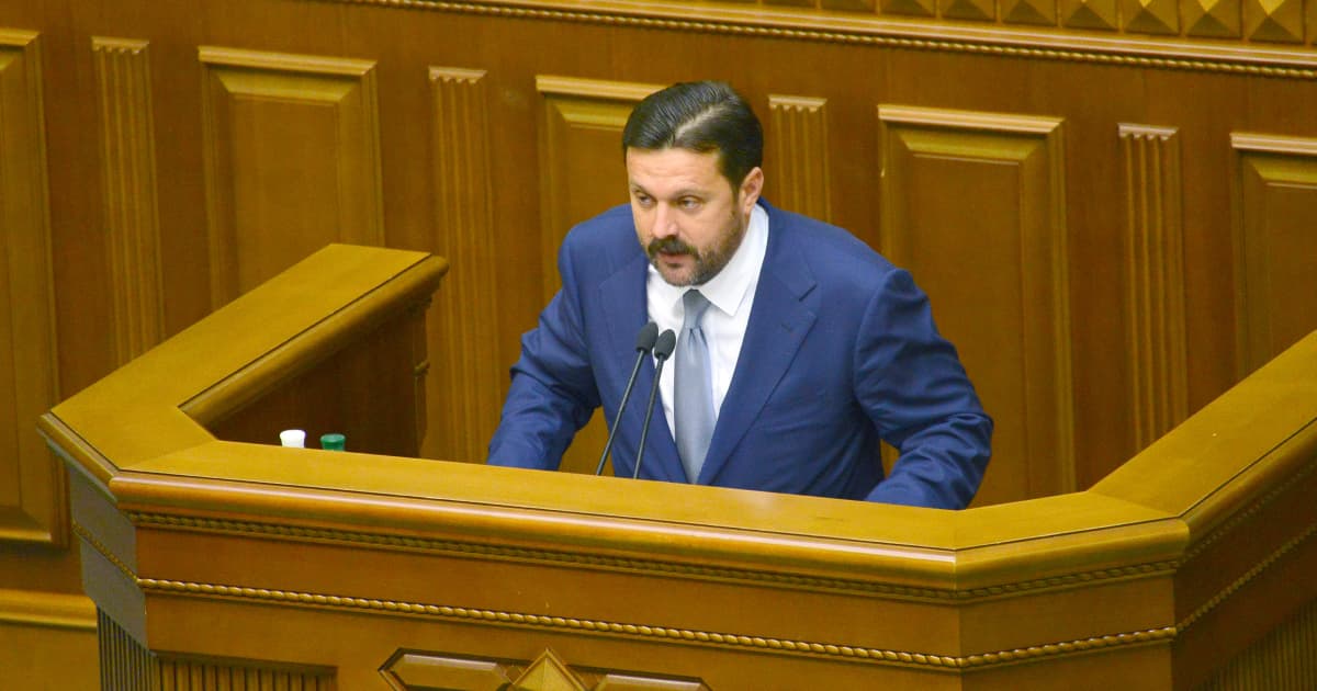 Народного депутата Андрія Деркача підозрюють у державній зраді та незаконному збагаченні: його оголосили у розшук