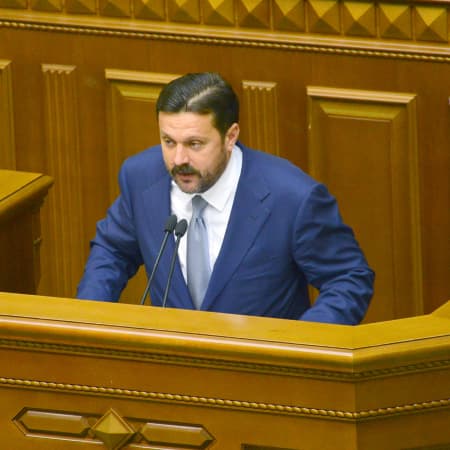 Народного депутата Андрія Деркача підозрюють у державній зраді та незаконному збагаченні: його оголосили у розшук