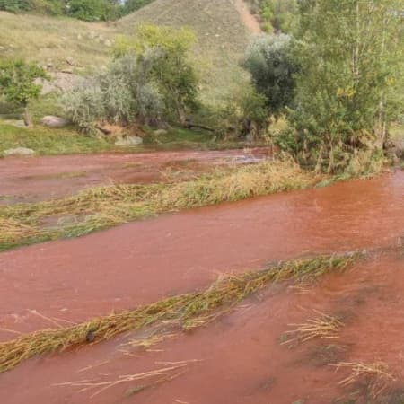 У Кривому Розі почервоніла вода в річці Інгулець