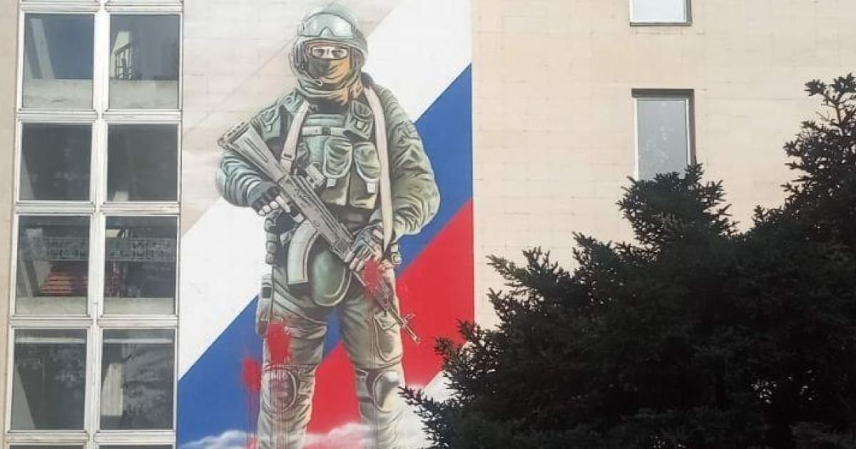 В тимчасово окупованому Криму невідомі облили червоною фарбою мурал на підтримку військових РФ