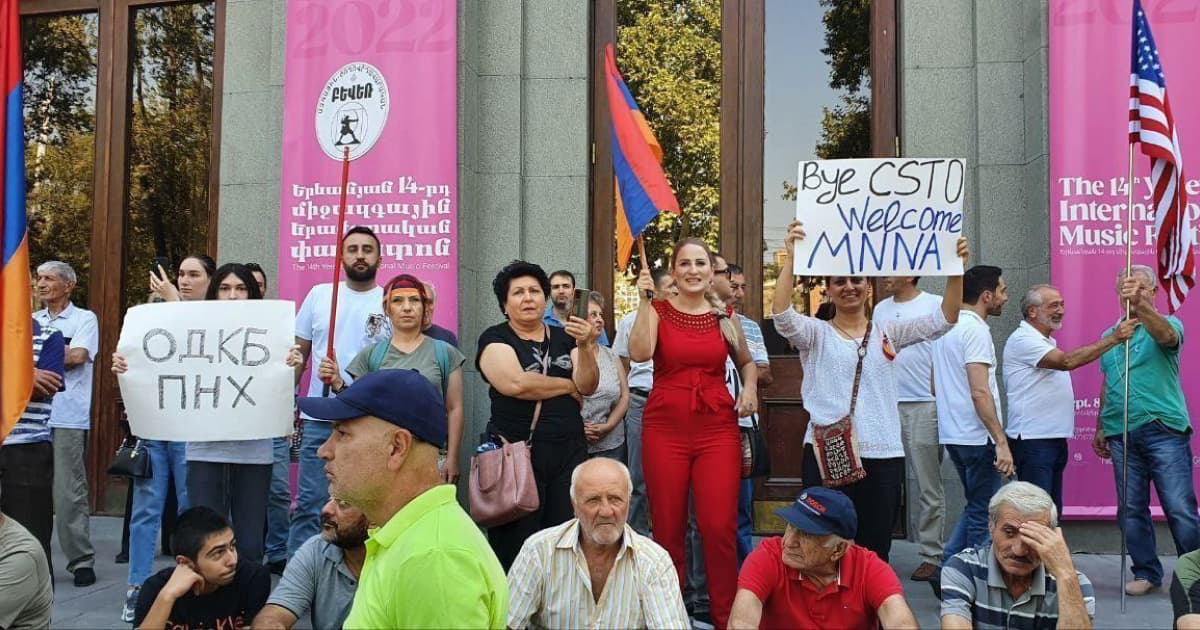 У Вірменії проходить мітинг за вихід з Організації договору про колективну безпеку, членом якої є РФ