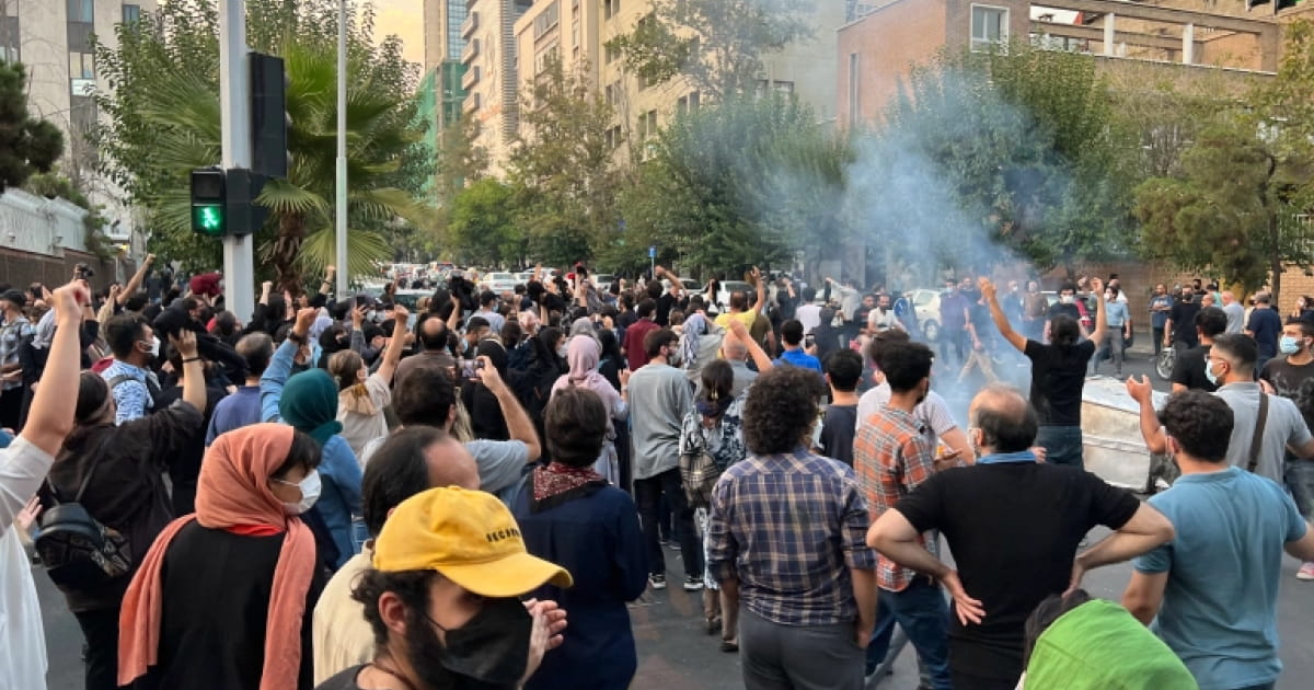 Трьох людей вбили під час протестів в Ірані, які почались через смерть іранки, яку раніше затримала «поліція моралі» країни