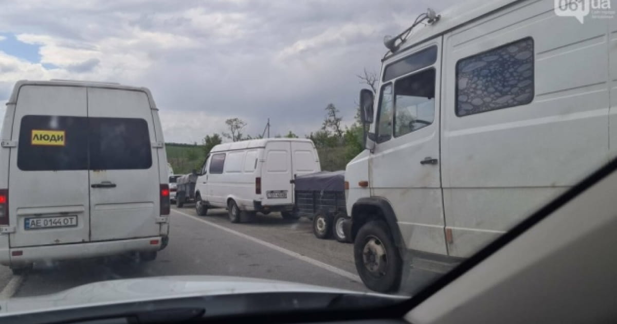 Over 4,000 people are standing at the Russian checkpoint in Vasylivka