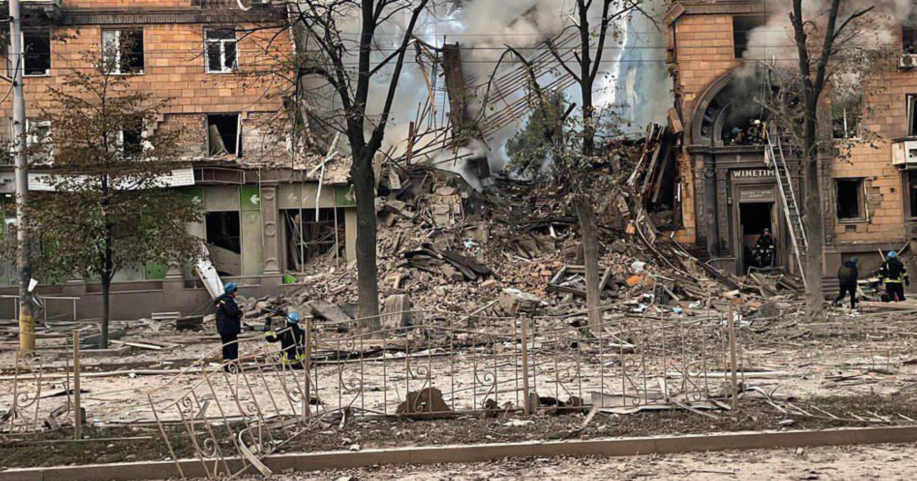 Russians hit residential high-rise buildings in Zaporizhzhia
