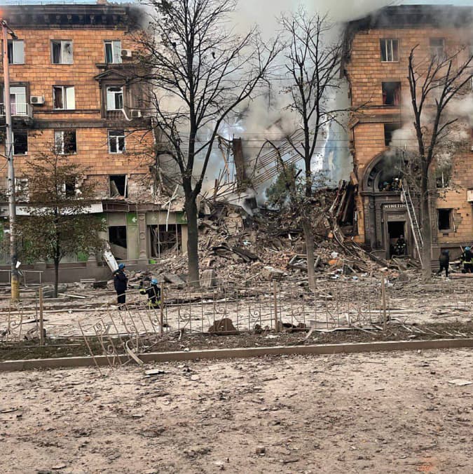 Russians hit residential high-rise buildings in Zaporizhzhia