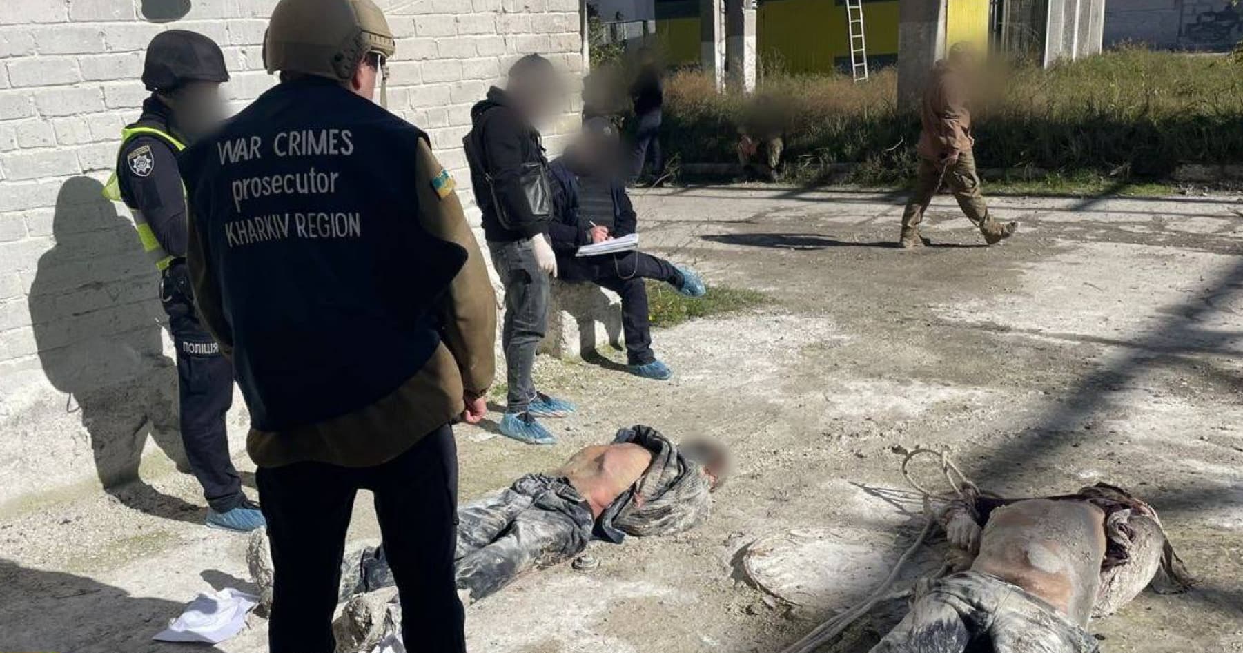 У деокупованому Куп'янську-Вузловому виявили тіла двох чоловіків зі слідами катувань