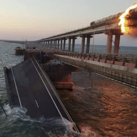 Національний антитерористичний комітет РФ повідомив, що на Кримському мосту нібито підірвали вантажний автомобіль