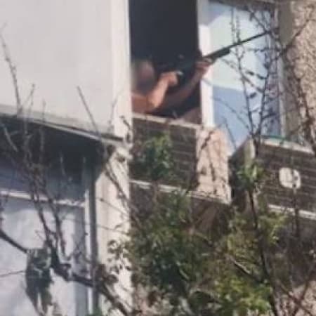Фото, де чоловік у Києві нібито збиває дрони-камікадзе з балкона — фейк