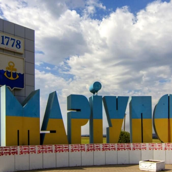 Жителі Маріуполя намагаються покинути місто після оголошення Росією «воєнного стану» на тимчасово окупованих територіях України
