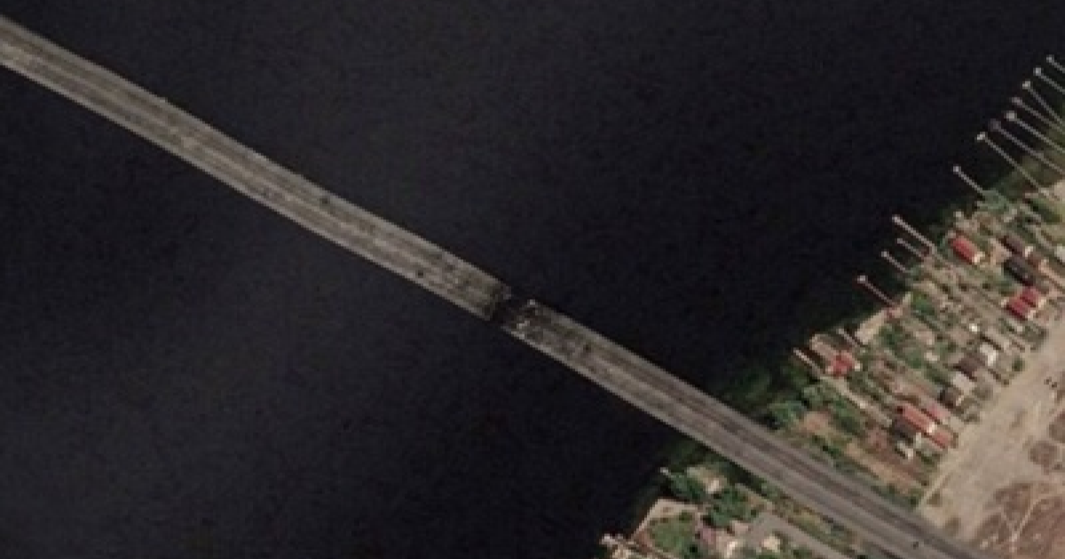 Антонівський міст в Херсоні зазнав чергового удару
