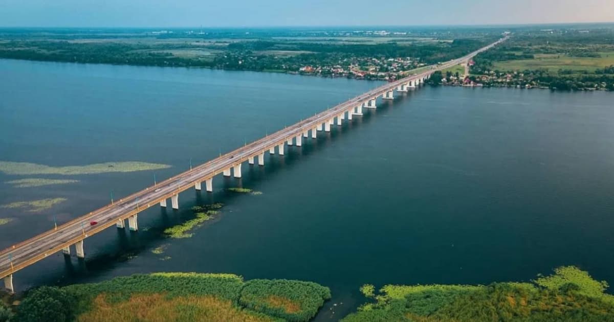 Росіяни завершили будівництво баржевої переправи вздовж пошкодженого Антонівського мосту в Херсоні — британська розвідка