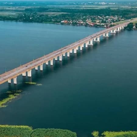 Russians have completed the construction of a barge crossing along the damaged Antonivskyi Bridge in Kherson - British intelligence