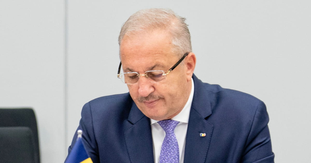 Міністр оборони Румунії подав у відставку через «неможливість» надалі співпрацювати з президентом країни Клаусом Йоганнісом
