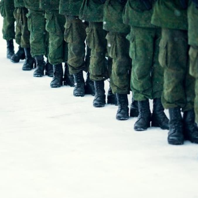 У тимчасово окупованих регіонах Луганщини росіяни затримують та доправляють до «військкомату» всіх чоловіків