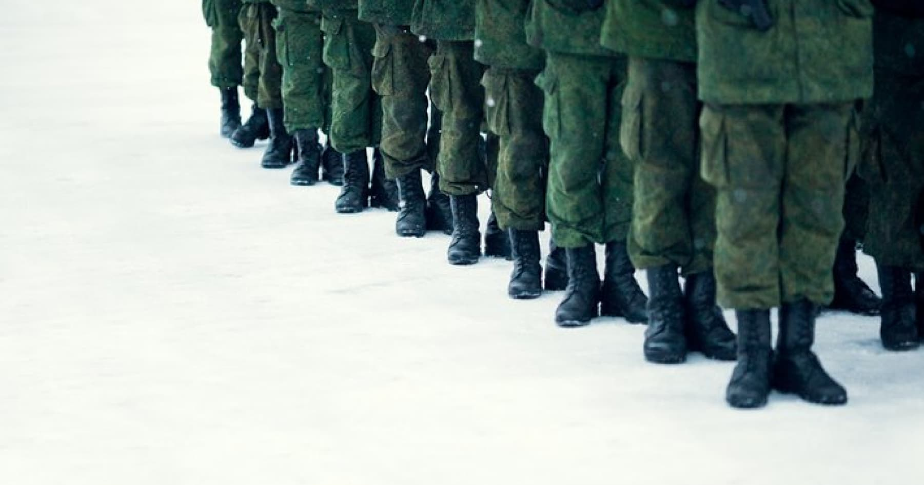 У тимчасово окупованих регіонах Луганщини росіяни затримують та доправляють до «військкомату» всіх чоловіків