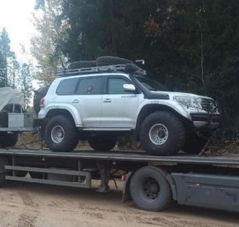 Литва відправила в Україну броньовані позашляховики «Toyota Land Cruiser 200»
