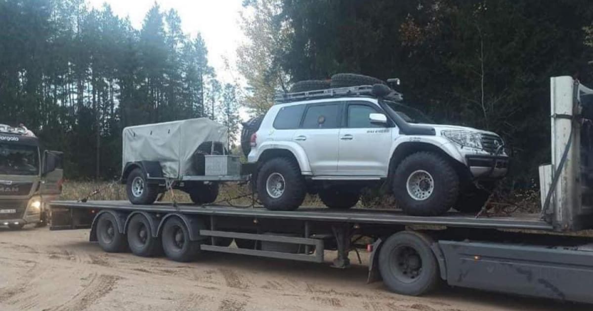 Литва відправила в Україну броньовані позашляховики «Toyota Land Cruiser 200»