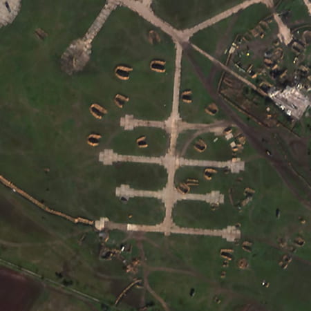 Russian military withdrew military equipment from the airfield "Chornobaivka" near Kherson - satellite images of the SATELLOGIC company, published by military blogger Tim Earhart on Twitter