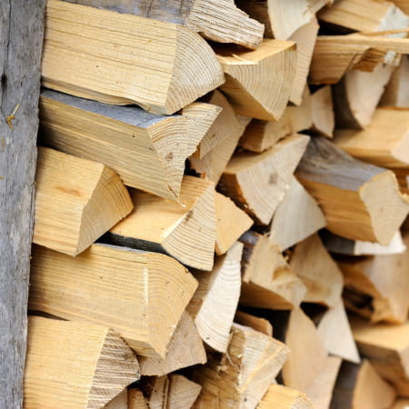 На територіях, які прилягають до зони бойових дій, видаватимуть безоплатно паливну деревину для обігріву осель