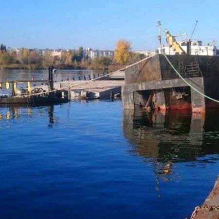 The Russian army blows up boats in the Dnipro piers, which creates an environmental threat in the Kherson region