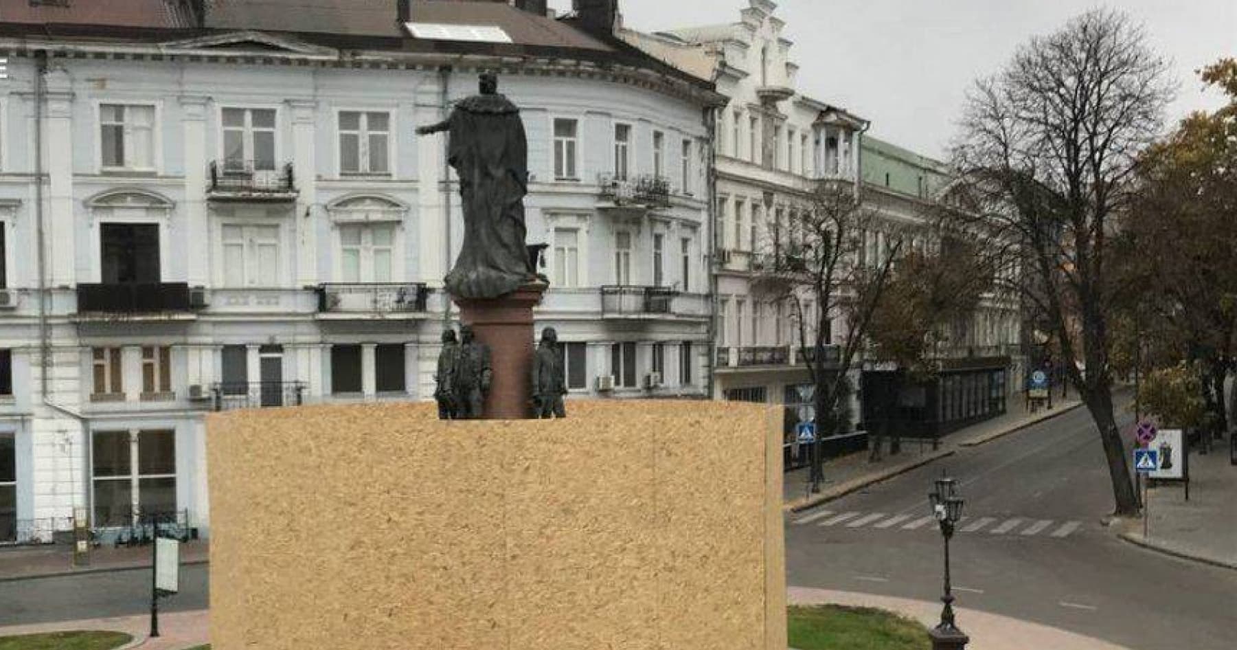 В Одесі частково закрили пам'ятник Єкатеріні II