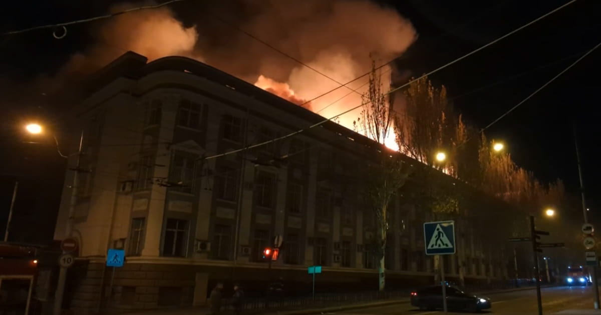У тимчасово окупованому Донецьку почалася пожежа в будівлі управління залізничними дорогами