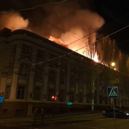 У тимчасово окупованому Донецьку почалася пожежа в будівлі управління залізничними дорогами