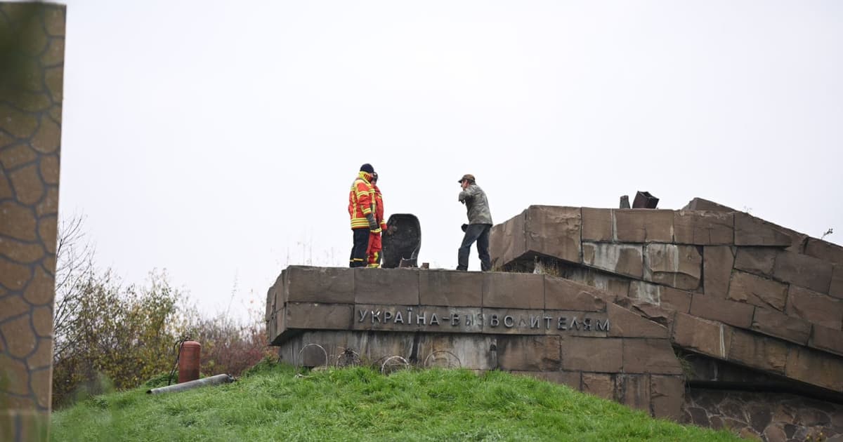 В Ужгороді демонтували пам'ятник так званим «визволителям» біля українсько-словацького кордону