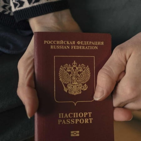 Правоохоронці виявили керівників так званої «мерії» Херсонщини, які примусово роздавали паспорти РФ українцям