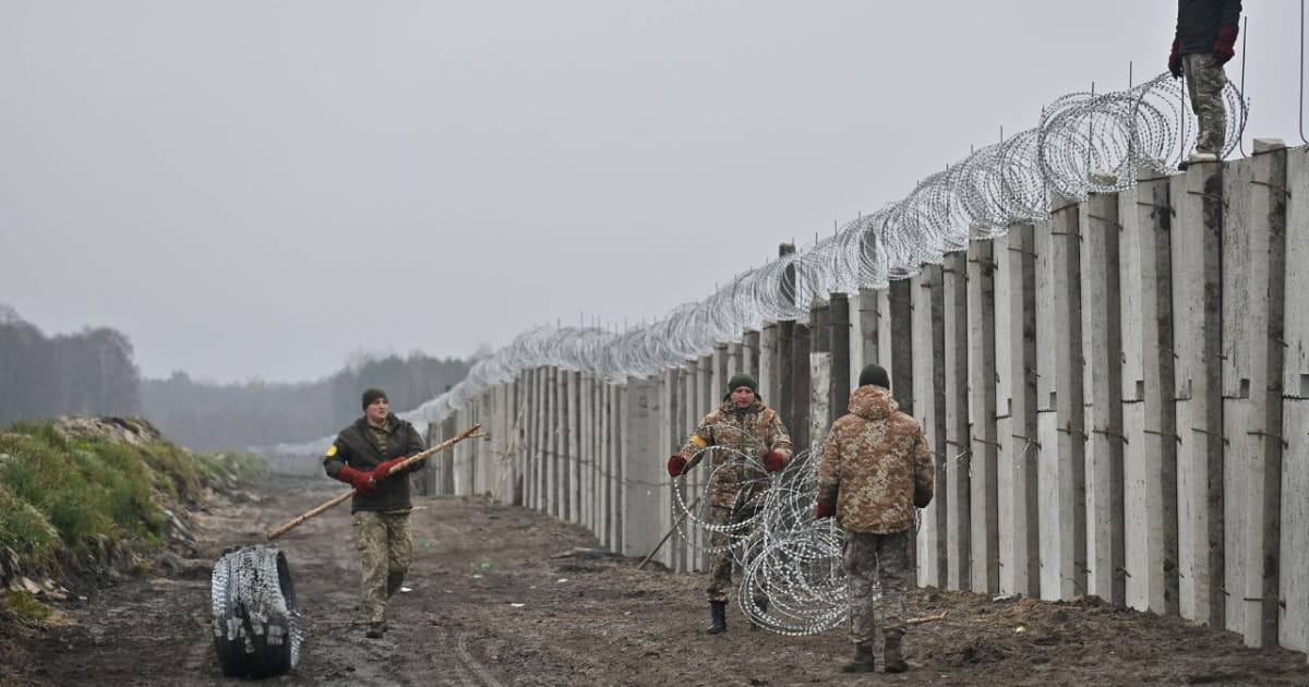 На півночі України фахівці зводять стіну на кордоні з Білоруссю