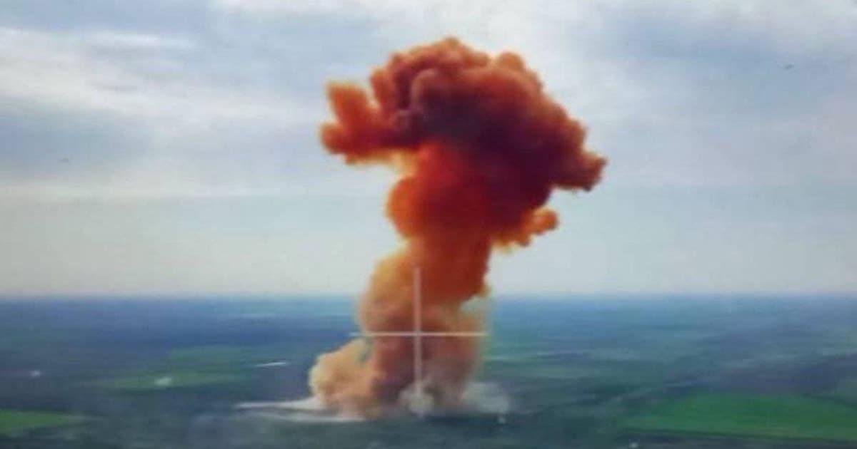 На Миколаївщині російські військові обстріляли склад з добривами, внаслідок чого піднялася червона хмара