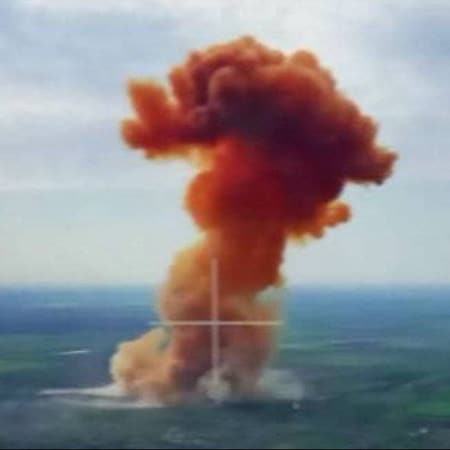 На Миколаївщині російські військові обстріляли склад з добривами, внаслідок чого піднялася червона хмара